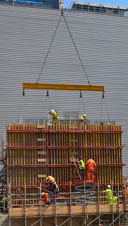 Multipoint lifting beam with pulleys used for equalising