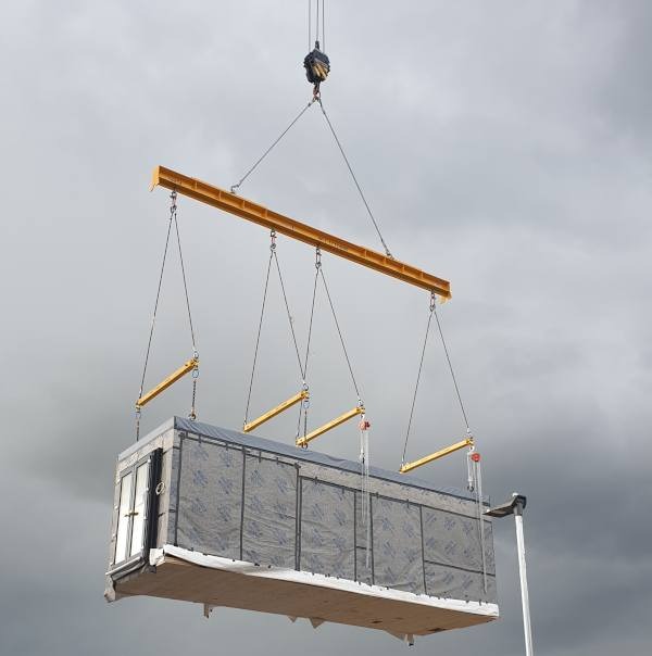 Multipoint Beam Used With Telescopic Spreader Beams To Lift Modular Buildings