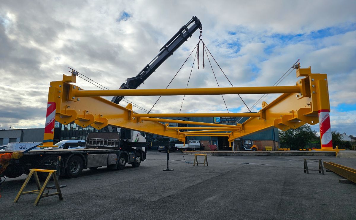 Adjustable 40 tonne lifting frame