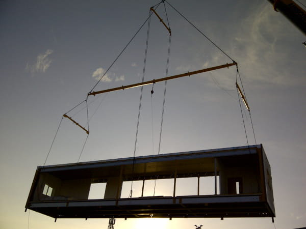 Sectionlift 80 Multi-beam Lifting Rig Designed To Install Portakabin's New Range Of Ultima Modular Buildings On Site. The System Is Capable Of 20 Tonne Swl At 18m Span, Can Accommodate 6 Or 8 Lower Lift Points And Cater For Center Of Gravity Adjustments For Both Length And Width